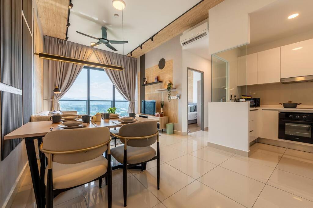 Modern Design 2br Astoria